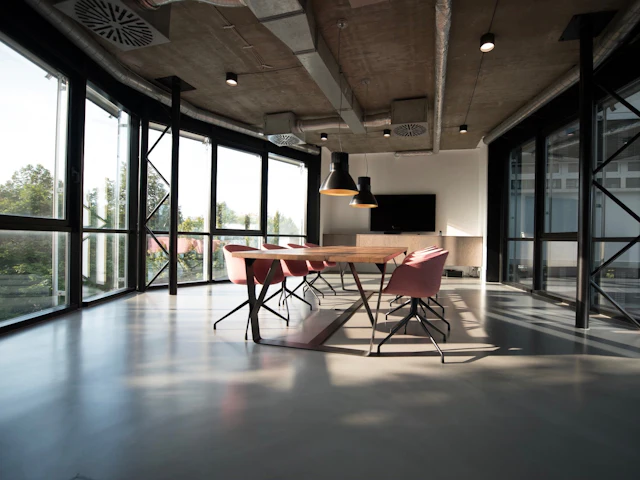 Helles Büro mit großen Fenstern und Besprechungstisch