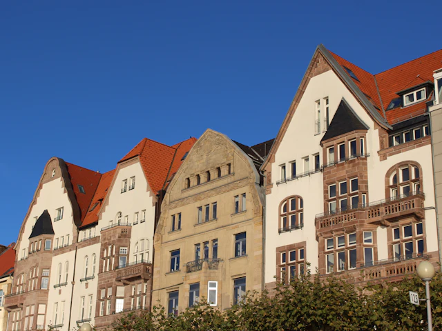 Fassaden von Mehrfamilienhäusern im Altbaustil